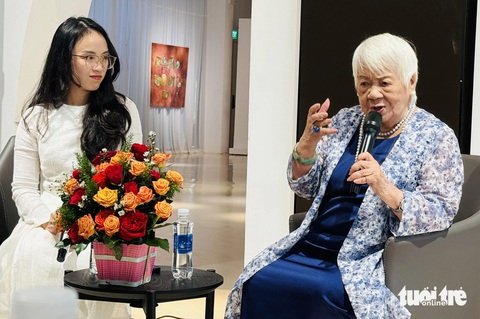 Đạo diễn Xuân Phượng chia sẻ với bạn đọc trong buổi ra mắt hồi ký Khắc đi...khắc đến - Ảnh: HỒ LAM Đạo diễn Xuân Phượng chia sẻ với bạn đọc trong buổi ra mắt hồi ký Khắc đi... Khắc đến - Ảnh: HỒ LAM