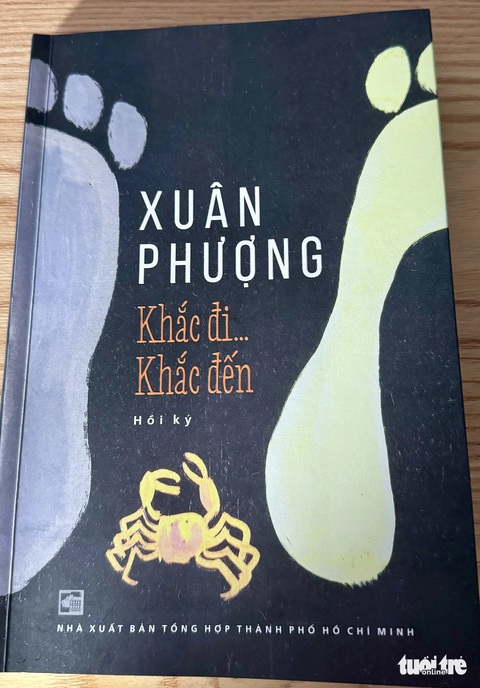Hồi ký Khắc đi...khắc đến của đạo diễn Xuân Phượng - Ảnh: HỒ LAM Hồi ký Khắc đi... Khắc đến của đạo diễn Xuân Phượng - Ảnh: HỒ LAM