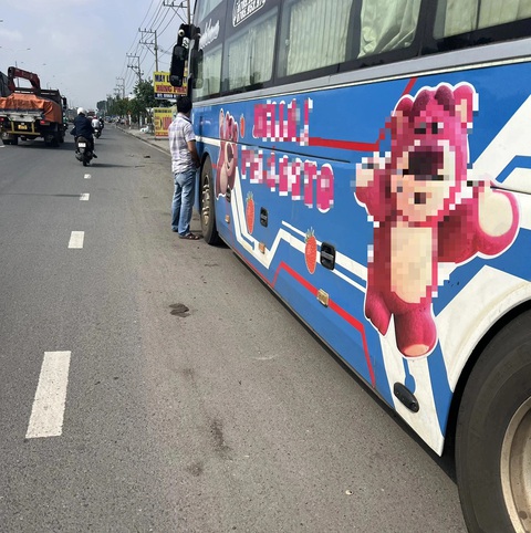 Có nhà vệ sinh, sao vẫn tiểu bậy vào bánh xe ô tô, gốc cây?- Ảnh 1. Có nhà vệ sinh, sao vẫn tiểu bậy vào bánh xe ô tô, gốc cây?- Ảnh 1.