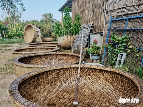 Làng nghề thúng chai với 'tuyệt chiêu' chống thấm bằng... phân bò- Ảnh 1. Làng nghề làm thúng chai Phú Mỹ vẫn giữ những công đoạn thủ công truyền thống - Ảnh: MINH CHIẾN