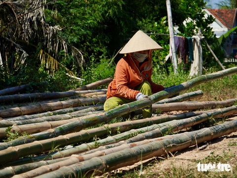 Làng nghề thúng chai với 'tuyệt chiêu' chống thấm bằng... phân bò- Ảnh 2. Làng nghề thúng chai với 'tuyệt chiêu' chống thấm bằng... phân bò- Ảnh 2.