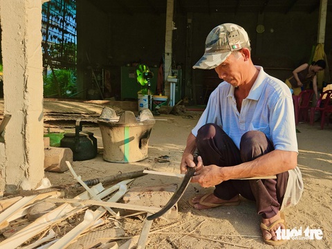 Làng nghề thúng chai với 'tuyệt chiêu' chống thấm bằng... phân bò- Ảnh 3. Làng nghề thúng chai với 'tuyệt chiêu' chống thấm bằng... phân bò- Ảnh 3.