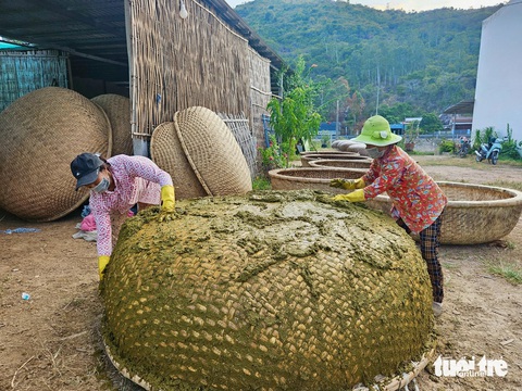 Làng nghề thúng chai với 'tuyệt chiêu' chống thấm bằng... phân bò- Ảnh 7. Làng nghề thúng chai với 'tuyệt chiêu' chống thấm bằng... phân bò- Ảnh 7.
