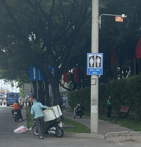 Có nhà vệ sinh, sao vẫn tiểu bậy vào bánh xe ô tô, gốc cây?- Ảnh 4. Một người đàn ông tiểu bậy trên vỉa hè đường Lê Thị Riêng, quận 12, TP.HCM trong khi nhà vệ sinh miễn phí chỉ cách đó khoảng 200m - Ảnh: ĐỊNH DƯƠNG
