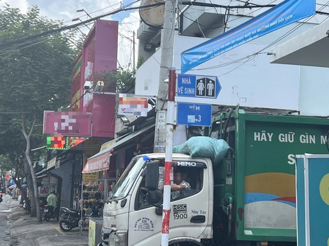 Có nhà vệ sinh, sao vẫn tiểu bậy vào bánh xe ô tô, gốc cây?- Ảnh 5. Bảng báo có nhà vệ sinh công cộng tại phường Thới An, quận 12 nhưng tìm mãi không thấy nhà vệ sinh nào - Ảnh: ĐỊNH DƯƠNG