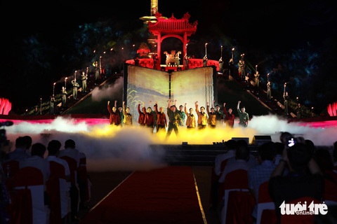 Chương trình nghệ thuật đặc biệt kỷ niệm 70 năm Hiệp định Geneve- Ảnh 4. Chương trình dàn dựng công phu, hoành tráng, thu hút nhiều người dân theo dõi - Ảnh: HOÀNG TÁO