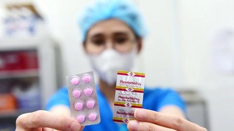 Thuốc Phenobarbital dạng uống chữa tay chân miệng cạn kiệt thời điểm tháng 7-2023 - Ảnh: DUYÊN PHAN