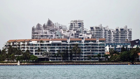Singapore 'thanh lọc' giới siêu giàu nước ngoài- Ảnh 1. Khu dân cư dành cho giới siêu giàu Sentosa Cove trên đảo Sentosa, Singapore năm 2023 - Ảnh: AFP