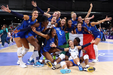 Bóng chuyền nữ Ý thắng Mỹ, lần đầu giành HCV Olympic- Ảnh 3. Niềm vui của các cô gái tuyển bóng chuyền nữ Ý giành HCV Olympic 2024 - Ảnh: REUTERS