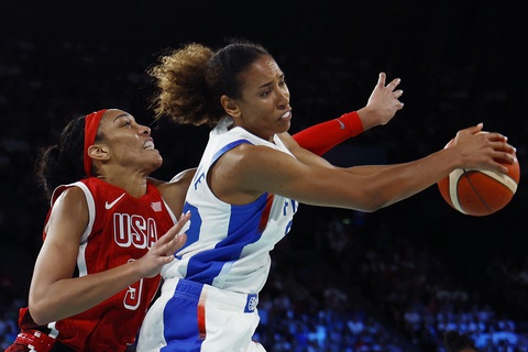Thắng kịch tính Pháp, Mỹ lần thứ 10 giành HCV bóng rổ nữ Olympic- Ảnh 3. Pháp (áo trắng) đã chơi hay nhưng thiếu may mắn - Ảnh: REUTERS
