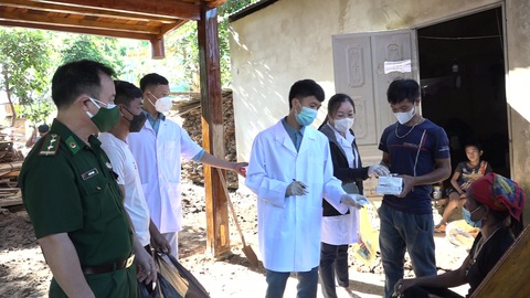 Công bố dịch bệnh bạch hầu tại thị trấn Mường Lát- Ảnh 1. Cán bộ Trung tâm Y tế huyện Mường Lát cùng Bộ đội biên phòng tỉnh Thanh Hóa tuyên truyền, cấp phát thuốc miễn phí cho người dân khu Đoàn Kết, thị trấn Mường Lát phòng chống dịch bệnh bạch hầu - Ảnh: HÀ ĐỒNG