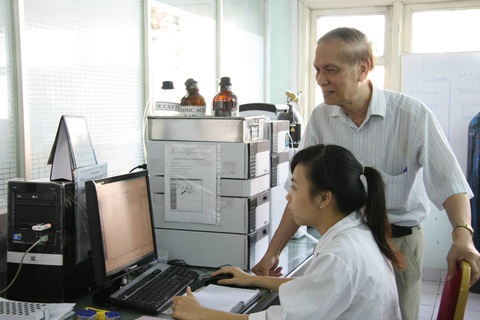 Giáo sư Chu Phạm Ngọc Sơn qua đời- Ảnh 3. GS.TS Chu Phạm Ngọc Sơn hướng dẫn học trò nghiên cứu tại phòng thí nghiệm - Ảnh: USHCM
