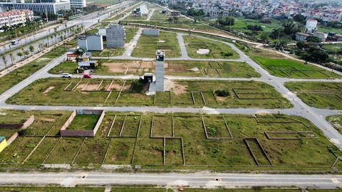 Giá nhà đất tăng hoặc giảm trên 20% trong 3 tháng, Nhà nước sẽ điều tiết- Ảnh 1. Tại Hà Nội có hàng ngàn lô đất nền đấu giá xong nhiều năm đang để cỏ mọc - Ảnh: B.NGỌC