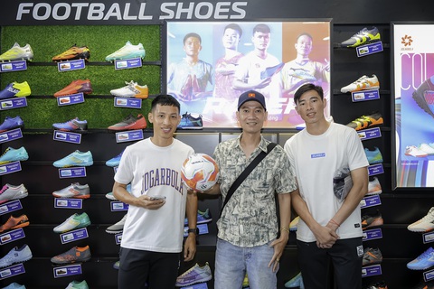 Bóng thi đấu ở V-League 2024-2025 có gì mới?- Ảnh 2. Người hâm mộ chụp hình với quả bóng Terra cùng cầu thủ Hùng Dũng (trái) và thủ môn Quan Văn Chuẩn - Ảnh: Q.T