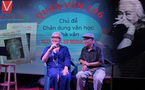 Nhà văn Nguyễn Thị Minh Ngọc chia sẻ kỷ niệm thuở nhỏ với độc giả - Ảnh: THƯỢNG KHẢI Tôi đọc mà rơi nước mắt, vì má tôi cũng đau khổ và oan khuất như má của cô- Ảnh 2.