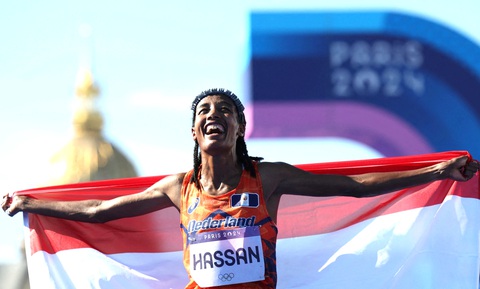 Đoạt HCV marathon nữ, Hassan lập kỷ lục chưa từng có ở Olympic trong 72 năm- Ảnh 1. Sifan Hassan ăn mừng tấm huy chương vàng marathon nữ ở Olympic Paris - Ảnh: REUTERS