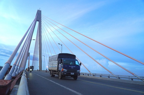 Chạy phà suốt ngày đêm khi cầu Rạch Miễu thử tải- Ảnh 1. Cầu Rạch Miễu sẽ được thử tải trong 3 ngày, từ ngày 13 đến 15-8 - Ảnh: MẬU TRƯỜNG