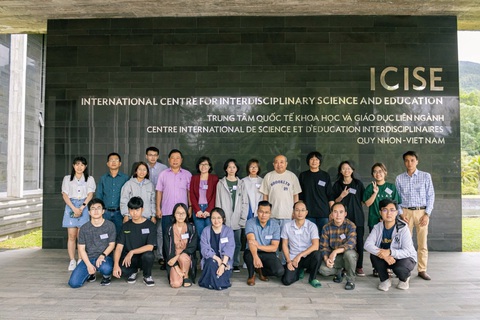 Nữ sinh giành học bổng ngành khoa học hành tinh- Ảnh 3. Diệu Ngân (đứng thứ hai từ phải sang) trong một chương trình tại ICISE năm 2023 - Ảnh: Nhân vật cung cấp
