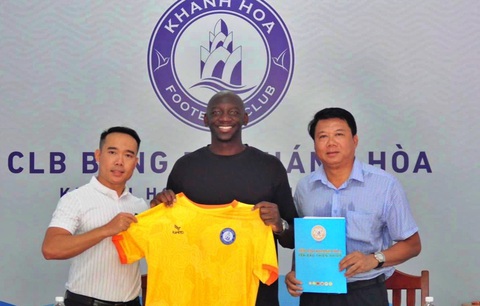 CLB Khánh Hòa lý giải vụ bị cầu thủ kiện lên FIFA- Ảnh 1. Guirassy trong ngày ra mắt CLB Khánh Hòa - Ảnh: CLB