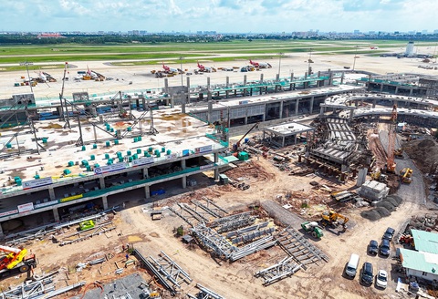 Đông - Tây Nam Bộ cần đường thênh thang- Ảnh 6. Dự án nhà ga T3 sân bay Tân Sơn Nhất đang được đẩy nhanh tiến độ - Ảnh: C.TUẤN