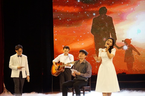 Nhóm 9 show cũng mang đến một màu sắc lạ cho chương trình - Ảnh: T.ĐIỂU Vu lan đâu chỉ là báo ân cha mẹ- Ảnh 3.