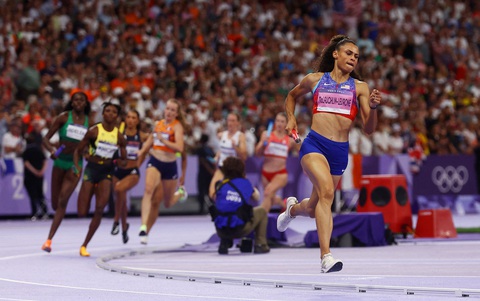 Sydney McLaughlin-Levrone có màn bứt tốc đáng kinh ngạc ở nội dung 4x400m tiếp sức nữ tại Olympic 2024 - Ảnh: REUTERS Sydney McLaughlin-Levrone (Mỹ) có màn bứt tốc đáng kinh ngạc ở nội dung 4x400m tiếp sức nữ tại Olympic 2024 - Ảnh: REUTERS