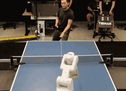 Google công bố robot chơi bóng bàn nghiệp dư- Ảnh 1. Robot ABB đang chơi bóng bàn với người - Ảnh cắt từ clip