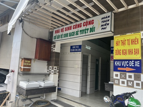Có nhà vệ sinh, sao vẫn tiểu bậy vào bánh xe ô tô, gốc cây?- Ảnh 3. Nhà vệ sinh công cộng miễn phí trên quốc lộ 1 (phường Thạnh Xuân, quận 12) - Ảnh: ĐỊNH DƯƠNG