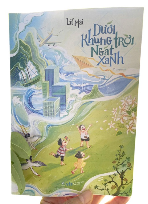 Tìm lại tuổi thơ quê mùa dưới khung trời ngát xanh- Ảnh 1. Truyện dài Dưới khung trời ngát xanh của Lữ Mai - Ảnh: T.ĐIỂU