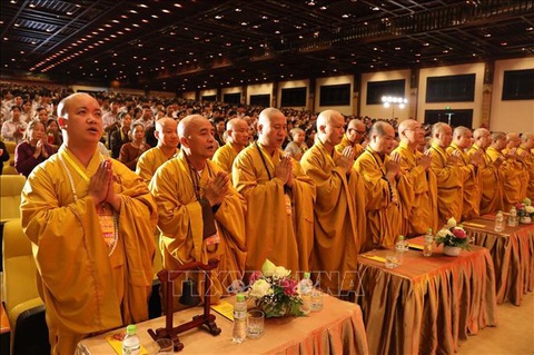 Hàng nghìn tăng ni, phật tử dự Pháp hội Vu lan ở chùa Bái Đính- Ảnh 1. Thực hiện nghi thức của Phật giáo trong Pháp hội Vu Lan - Ảnh: TTXVN