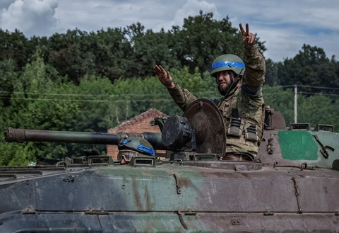 Tổng thống Zelensky thừa nhận Ukraine đang ở vùng Kursk, quyết tâm đòi lại công lý- Ảnh 1. Binh sĩ Ukraine trên xe chiến đấu bộ binh BMP-1 tại khu vực Sumy gần biên giới Nga ngày 10-8 - Ảnh: REUTERS