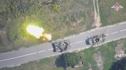 Ảnh trên cao cho thấy xe tăng Ukraine khai hỏa ở vùng Kursk của Nga, ngày 11-8 - Ảnh: REUTERS Người Việt Nam ở vùng Kursk kể chuyện chiến sự và cuộc sống hiện tại giữa xung đột- Ảnh 1.