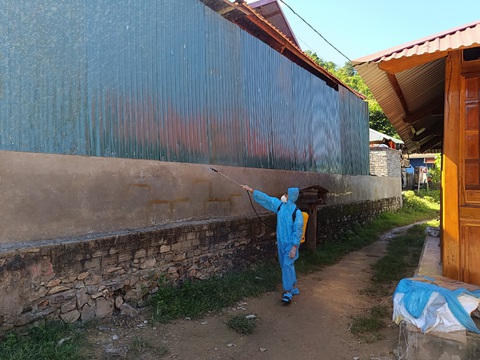 Cán bộ y tế phun khử khuẩn, giám sát dịch bạch hầu tại Mường Lát, Thanh Hóa - Ảnh: HÀ ĐỒNG Cán bộ Trung tâm Y tế Mường Lát, Thanh Hóa phun hóa chất tẩy trùng toàn bộ nhà dân ở khu phố Đoàn Kết, thị trấn Mường Lát - Ảnh: HÀ ĐỒNG