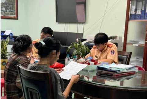 Bà T. đọc biên bản xử phạt vi phạm khi được cảnh sát giao thông mời lên làm việc - Ảnh: A.H. Tước giấy phép người phụ nữ lái xe đi ngược chiều trên quốc lộ- Ảnh 2.