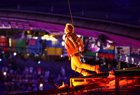 Nam tài tử Tom Cruise ngầu đét trong lễ bế mạc Olympic 2024- Ảnh 2. Nam tài tử Tom Cruise ngầu đét trong lễ bế mạc Olympic 2024- Ảnh 2.