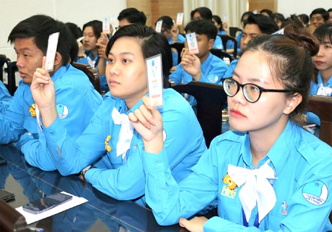 3 quận ở TP.HCM hoàn tất đại hội Hội Liên hiệp Thanh niên- Ảnh 3. Đại biểu biểu quyết thông qua các nội dung quan trọng tại đại hội Hội Liên hiệp Thanh niên Việt Nam quận Bình Tân - Ảnh: TH.NHI