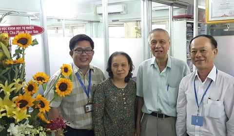 Nhớ thầy Chu Phạm Ngọc Sơn- Ảnh 2. GS.TS Chu Phạm Ngọc Sơn (thứ hai từ phải) cùng các giảng viên Trường đại học Khoa học tự nhiên (Đại học Quốc gia TP.HCM) - Ảnh: USHCM