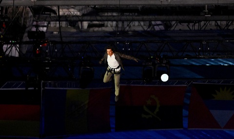 Nam tài tử Tom Cruise ngầu đét trong lễ bế mạc Olympic 2024- Ảnh 4. Nam tài tử Tom Cruise ngầu đét trong lễ bế mạc Olympic 2024- Ảnh 4.