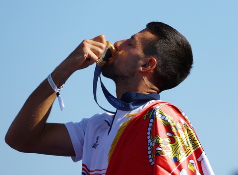 Những 'người hùng' ở Olympic 2024 sốt xình xịch trên mạng xã hội- Ảnh 6. Djokovic vô cùng xúc động khi có lần đầu giành vàng Olympic - Ảnh: REUTERS