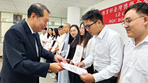 Gần 60 học bổng toàn phần cho sinh viên xuất sắc đến Đài Loan- Ảnh 1. Trao tặng các suất học bổng toàn phần cho sinh viên Việt Nam chiều 12-8 - Ảnh: TRỌNG NHÂN