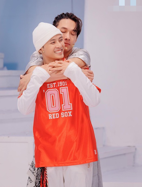 Gin Tuấn Kiệt an ủi fan sau khi bị loại ở 'Anh trai Say hi'- Ảnh 2. Các anh trai dành cái ôm tình cảm để chia tay Gin Tuấn Kiệt.