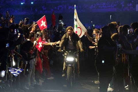 Nam tài tử Tom Cruise ngầu đét trong lễ bế mạc Olympic 2024- Ảnh 1. Nam tài tử Tom Cruise lái mô tô rời sân vận động Stade de France ở lễ bế mạc Olympic 2024 - Ảnh: REUTERS