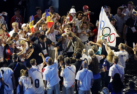 Nam tài tử Tom Cruise ngầu đét trong lễ bế mạc Olympic 2024- Ảnh 9. Nam tài tử Tom Cruise ngầu đét trong lễ bế mạc Olympic 2024- Ảnh 9.