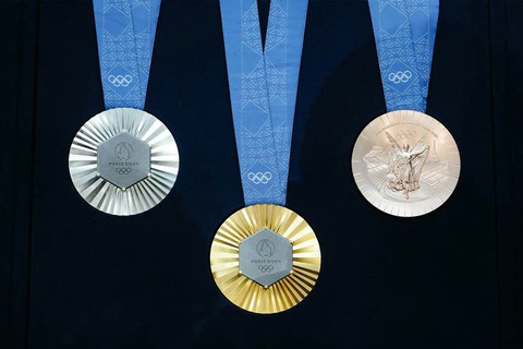 Ban tổ chức Olympic 2024 cam kết cấp lại huy chương bị hư hỏng- Ảnh 3. Bộ huy chương Olympic 2024 được thiết kế tinh xảo
