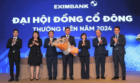 Cuộc 'thay máu' lãnh đạo và cơ hội tái lập vị thế của Eximbank- Ảnh 1. Ông Nguyễn Hồ Nam (đứng giữa) được bổ nhiệm làm phó chủ tịch hội đồng quản trị Eximbank.