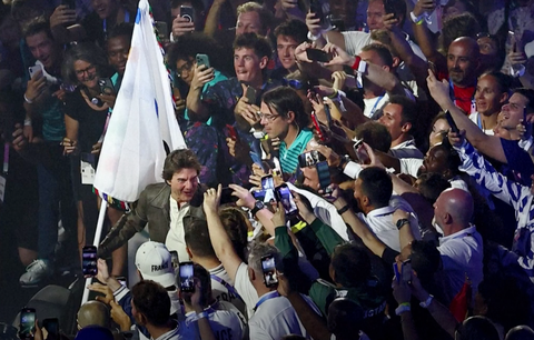 Nam tài tử Tom Cruise ngầu đét trong lễ bế mạc Olympic 2024- Ảnh 8. Nam tài tử Tom Cruise ngầu đét trong lễ bế mạc Olympic 2024- Ảnh 8.