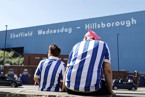 CLB Sheffield Wednesday cấm cổ động viên mặc áo đấu hàng nhái đến sân- Ảnh 1. Cổ động viên Sheffield Wednesday có thể bị mời ra ngoài nếu mặc áo đấu hàng nhái đến sân