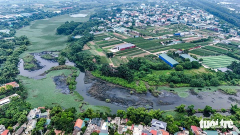 Cứu những dòng sông 'hấp hối' bằng cách nào?- Ảnh 1. Sông Đáy có nhiều đoạn gần như ngừng chảy (ảnh chụp tại địa phận xã Yên Sơn, huyện Quốc Oai, Hà Nội) - Ảnh: DANH KHANG