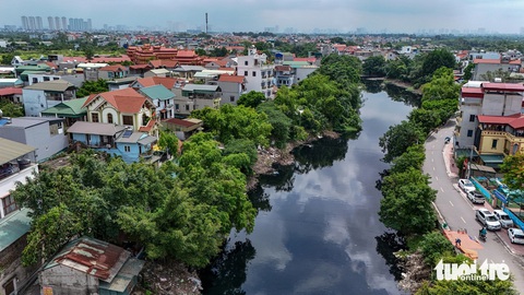 Cứu những dòng sông 'hấp hối' bằng cách nào?- Ảnh 3. Nước sông Nhuệ đen đặc ở khu vực trước trạm bơm kết hợp thuộc Xí nghiệp thủy lợi Thanh Trì (huyện Thanh Trì, Hà Nội) - Ảnh: D.KHANG