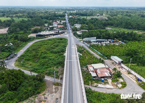 Đường Long Phước nối cầu Long Đại và hai phường ở Thủ Đức đã hoàn thành khang trang- Ảnh 4. Dự án kéo dài khoảng 6km, từ cầu Long Đại qua dạ cầu Long Thành (thuộc đường cao tốc TP.HCM - Long Thành - Dầu Giây) - Ảnh: CHÂU TUẤN